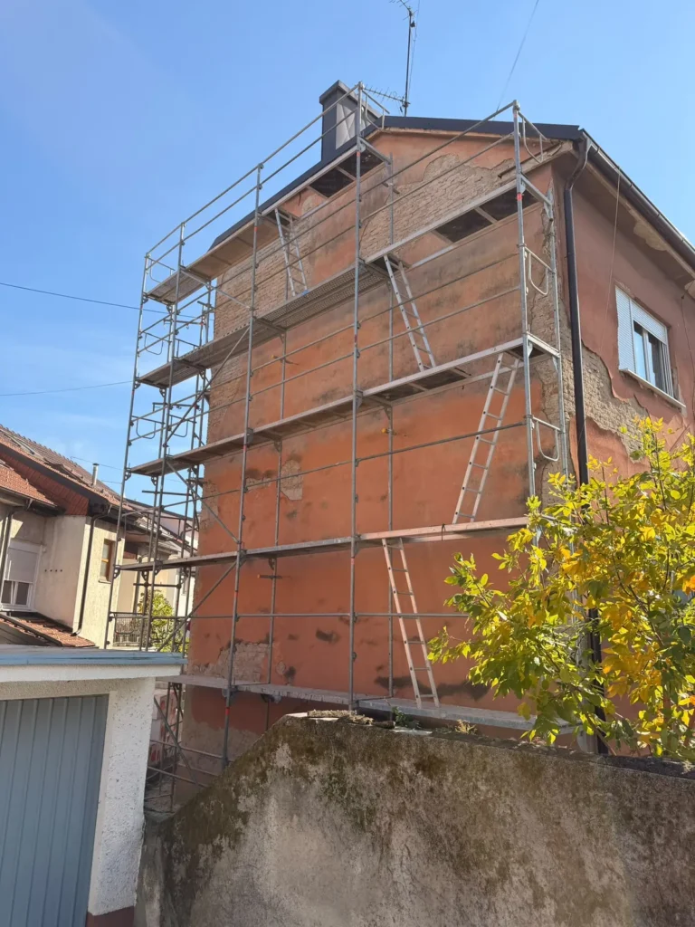 Skela uz oštećenu fasadu starije zgrade prije obnove