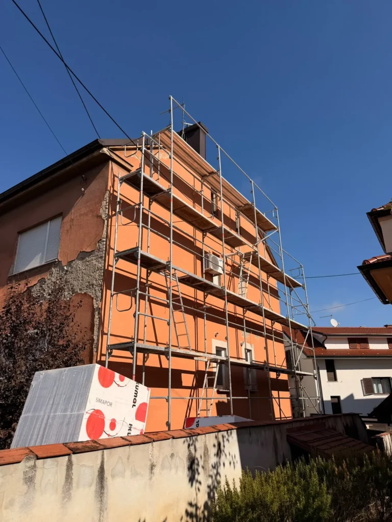 Visoka skela na zabatnom zidu kuće uz pakete stiropora za izolaciju